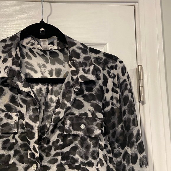 Ambiance Apparel Size M 3/4 Tab Sleeve Sheer Button Down Snow Leopard Print Top - Picture 3 of 12